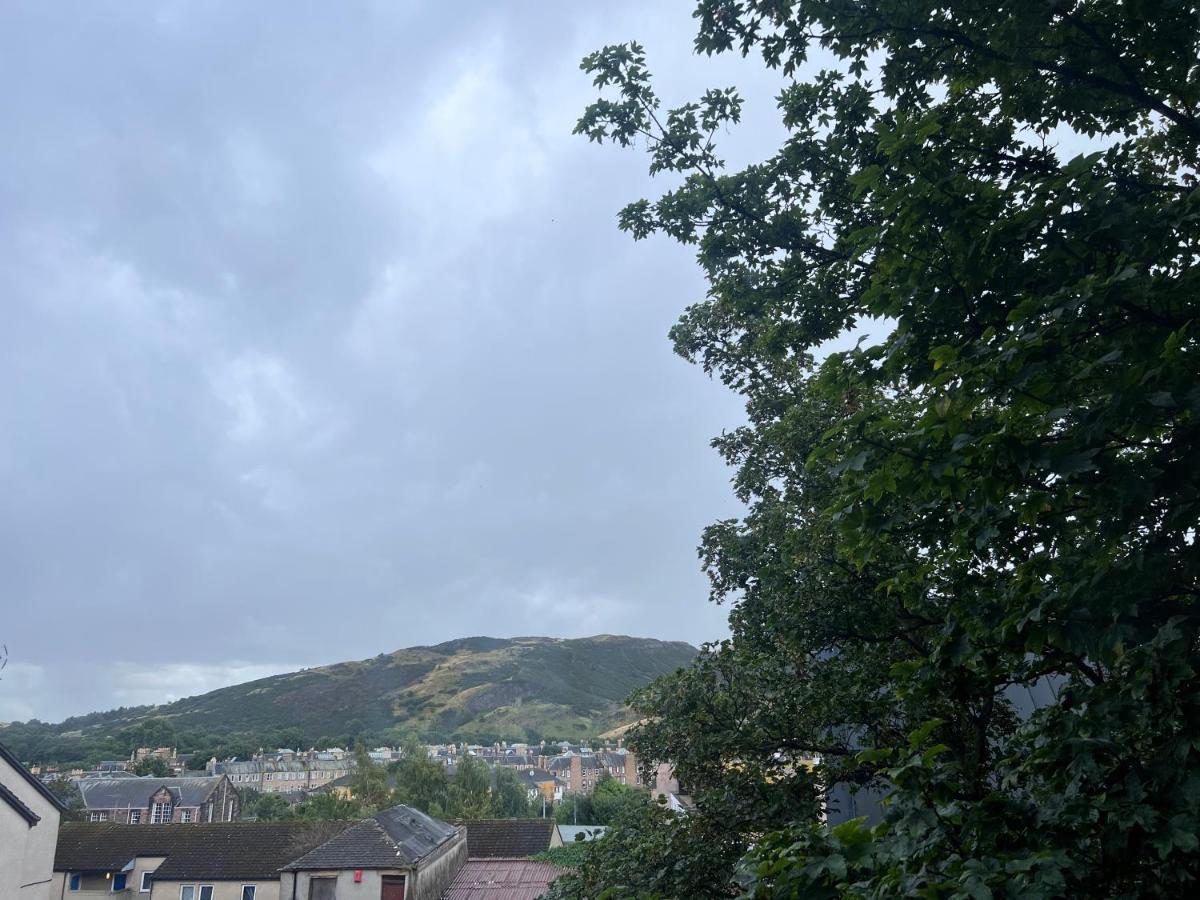 Lovely 4 Bedroom 2Nd Floor Walk Up Apartment Edimburgo Exterior foto